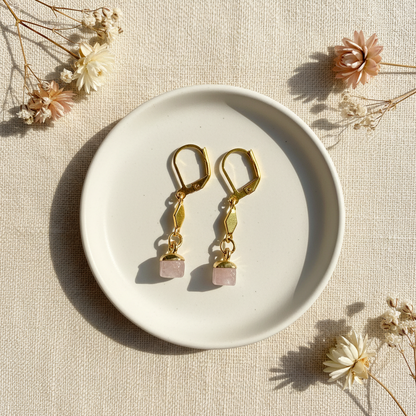 Náušnice ruženín – luxusný flat lay Harakka