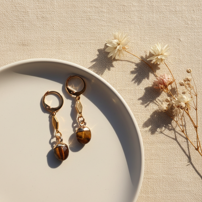 Náušnice tigrie oko – luxusný flat lay Harakka