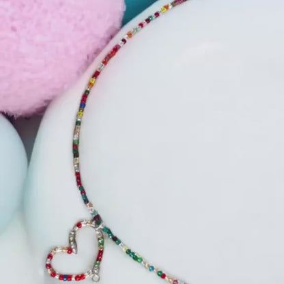 náhrdelník Colour NH1     Náhrdelník z farebných korálikov s ozdobou v tvare srdca – chirurgická oceľ