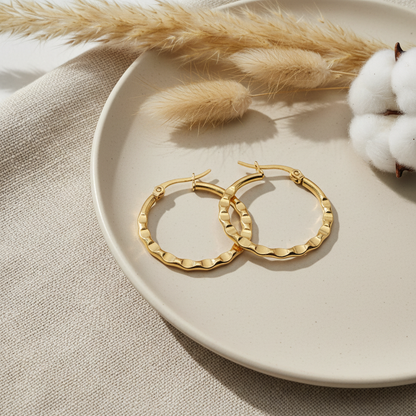 Queen náušnice vrúbkované zlaté – luxusný flat lay Harakka