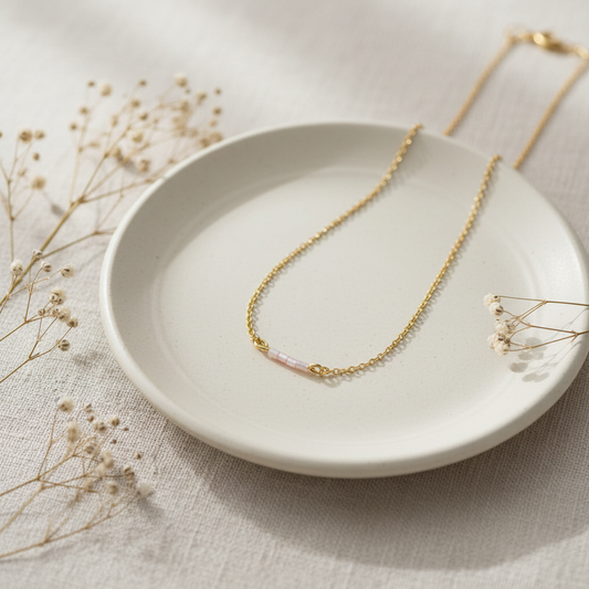 Retiazka z perlete – Harakka luxusný flat lay