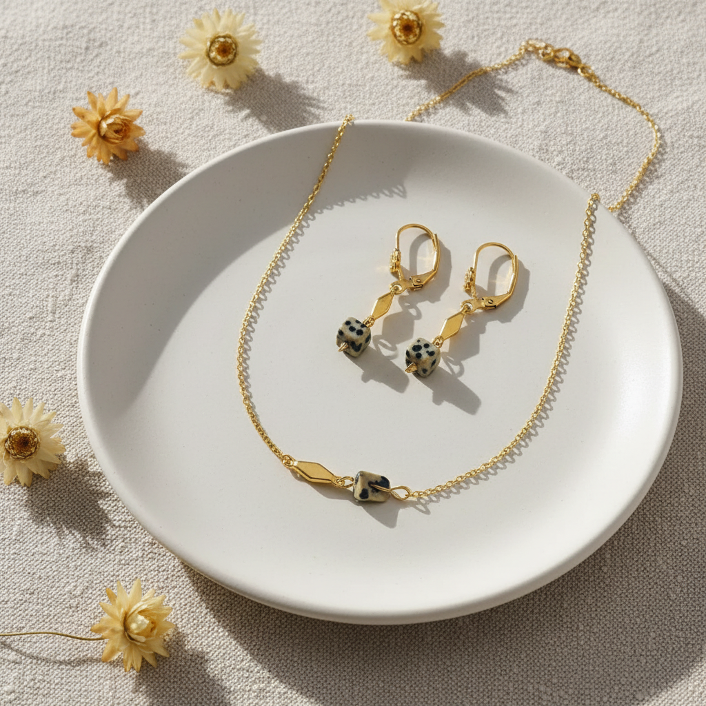Set jaspis dalmatín – retiazka a náušnice – Harakka flat lay