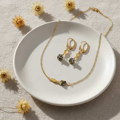 Set jaspis dalmatín – retiazka a náušnice – Harakka flat lay