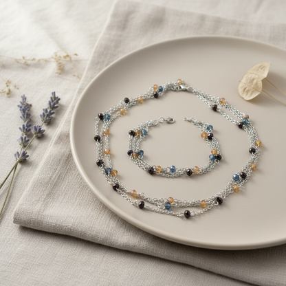 Set náramku a náhrdelníka s brúsenými korálkami – Harakka flat lay