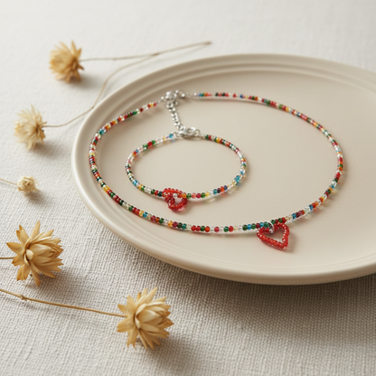 Set náramku a náhrdelníka so srdiečkom – Harakka flat lay