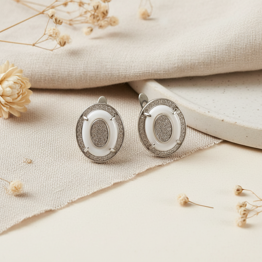 Strieborné náušnice so zirkónmi a keramikou – Harakka flat lay