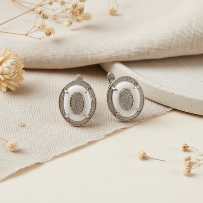 Strieborné náušnice so zirkónmi a keramikou – Harakka flat lay