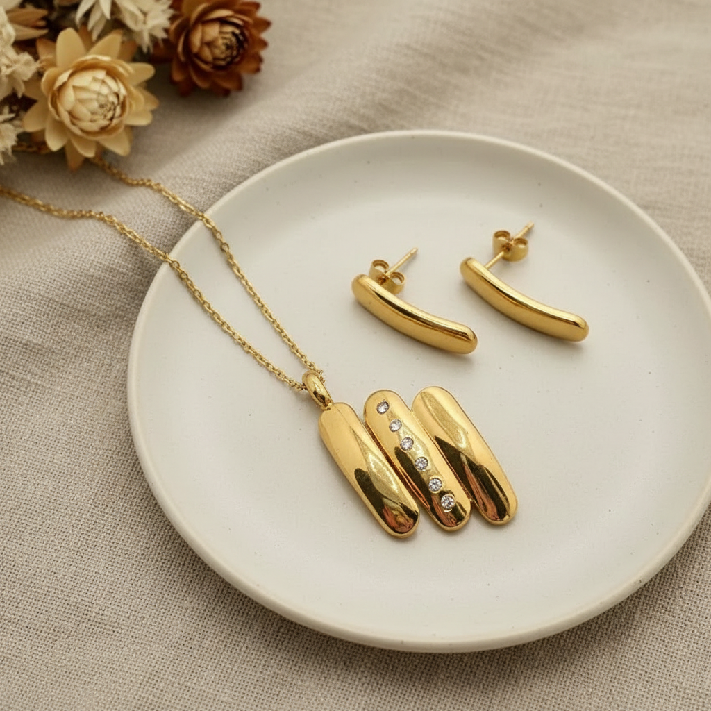 Zlatý avantgardný set – luxusný flat lay Harakka