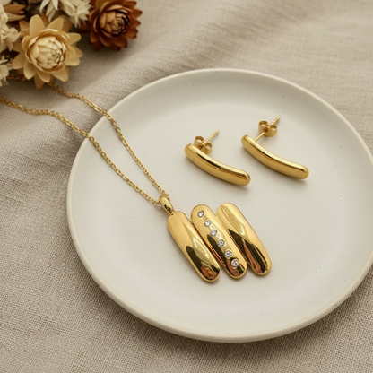 Zlatý avantgardný set – luxusný flat lay Harakka