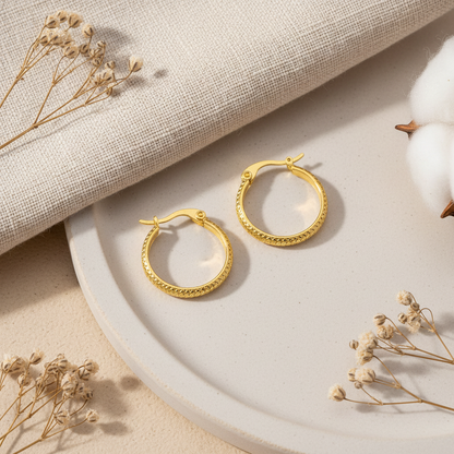 Zlaté kruhy s pletencom – Harakka flat lay