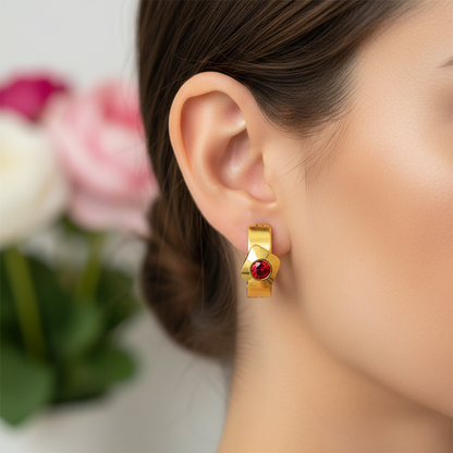 Zlaté náušnice červený kamienok – na modelke
