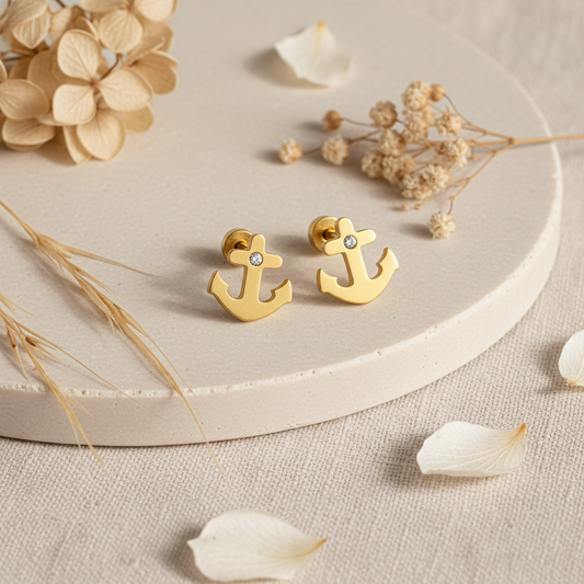 Zlaté náušnice kotva s krištáľom – Harakka flat lay