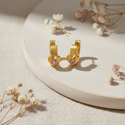 Zlaté náušnice srdiečka – luxusný flat lay Harakka