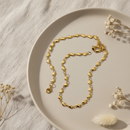 Zlatá retiazka – Harakka luxury flat lay