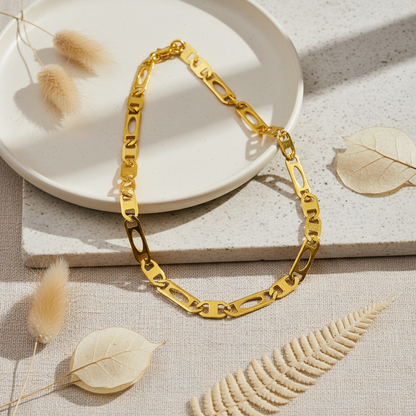 Zlatá retiazka – Harakka luxusný flat lay