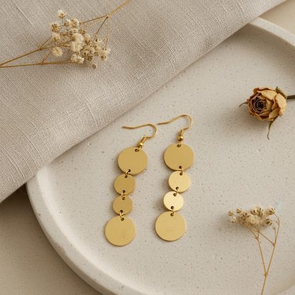 Zlaté visacie náušnice – Harakka luxusný flat lay