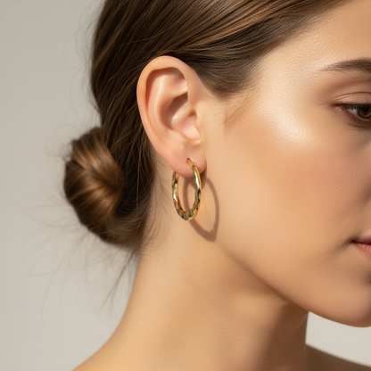 Zlaté vrúbkované náušnice – na modelke